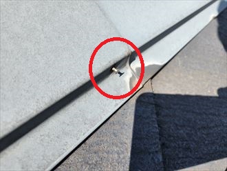 棟板金を固定している釘の浮き
